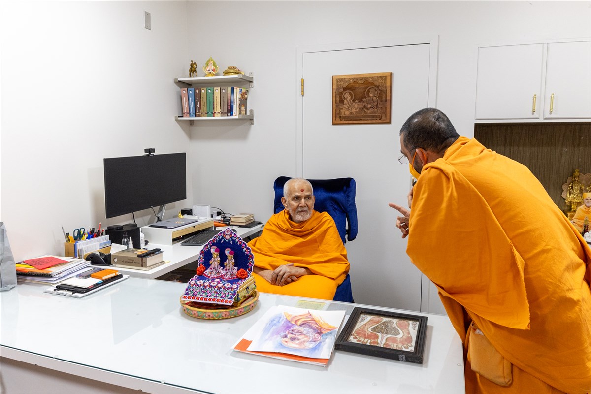 Swamishri visits an office