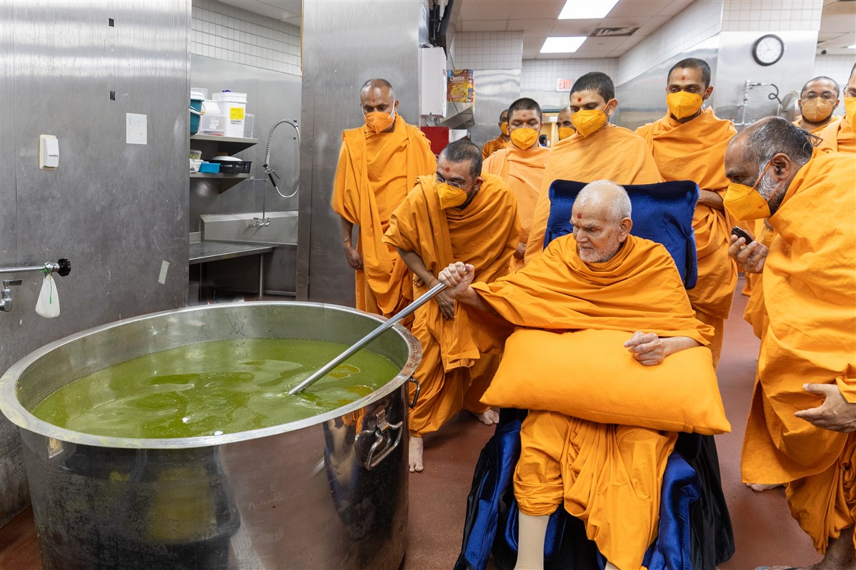 Swamishri sanctifies food in the kitchen
