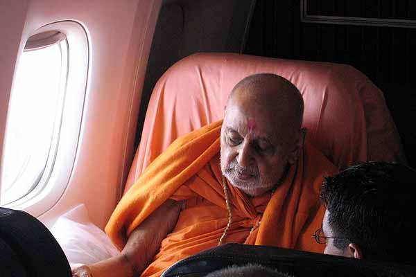 Pramukh Swami Maharaj Arrives in Los Angeles June 16, 2004