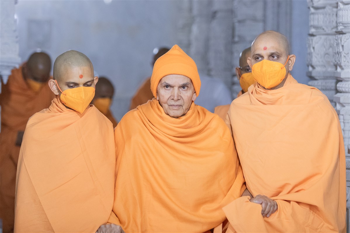 Swamishri on his way to Thakorji's darshan