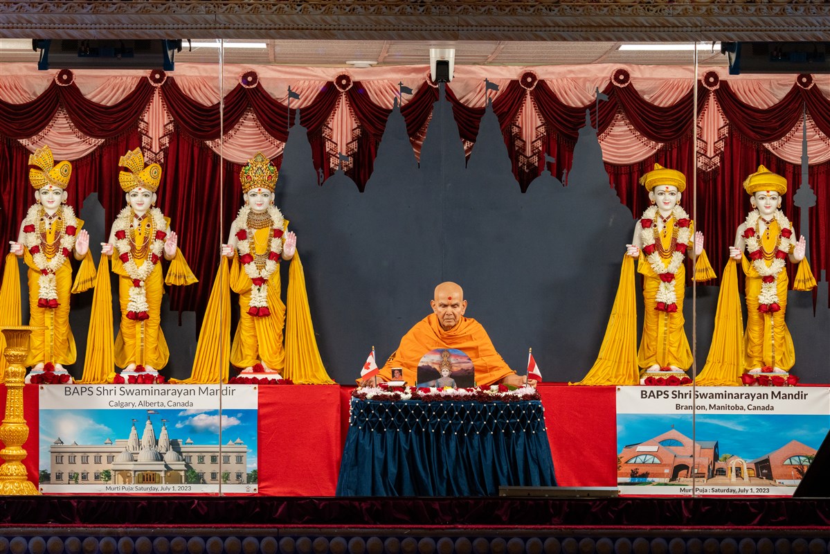Swamishri meditates during his morning puja