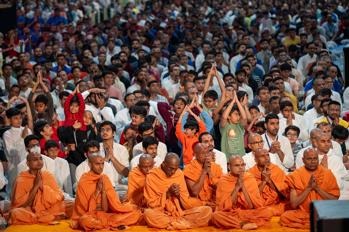Swamis and devotees engrossed in the darshan of Swamishri