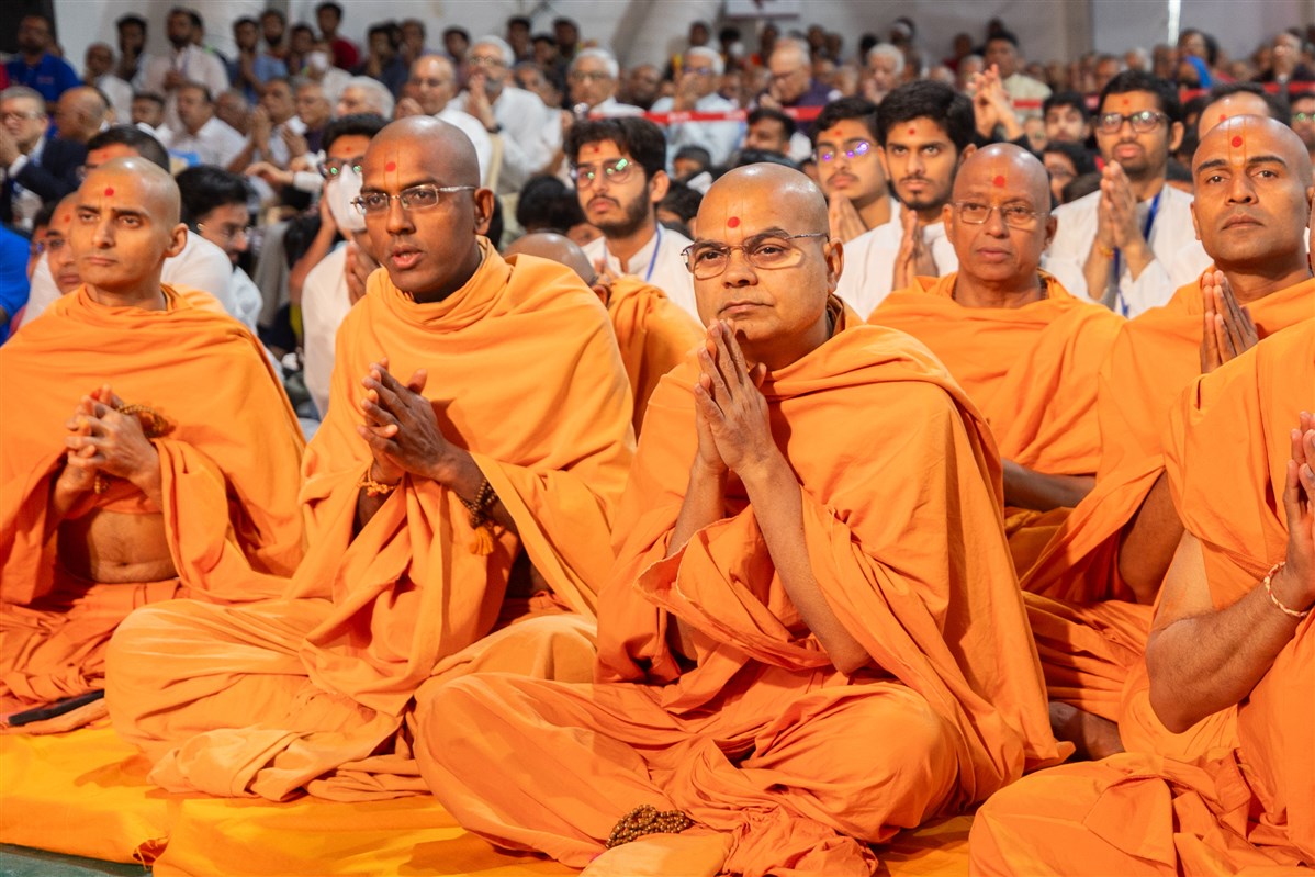 Swamis greet Swamishri with folded hands