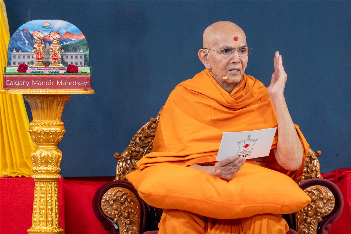Swamishri delivers the morning discourse