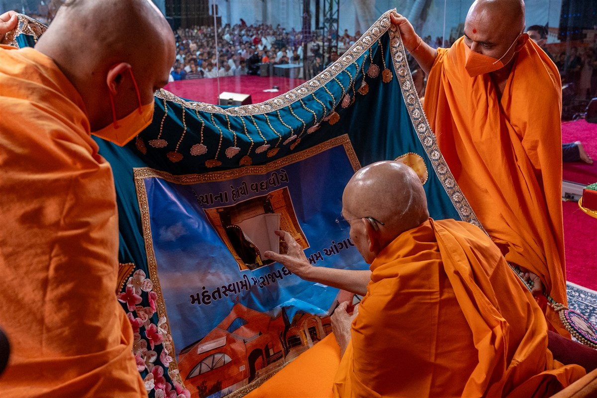 Swamishri sanctifies the shawl