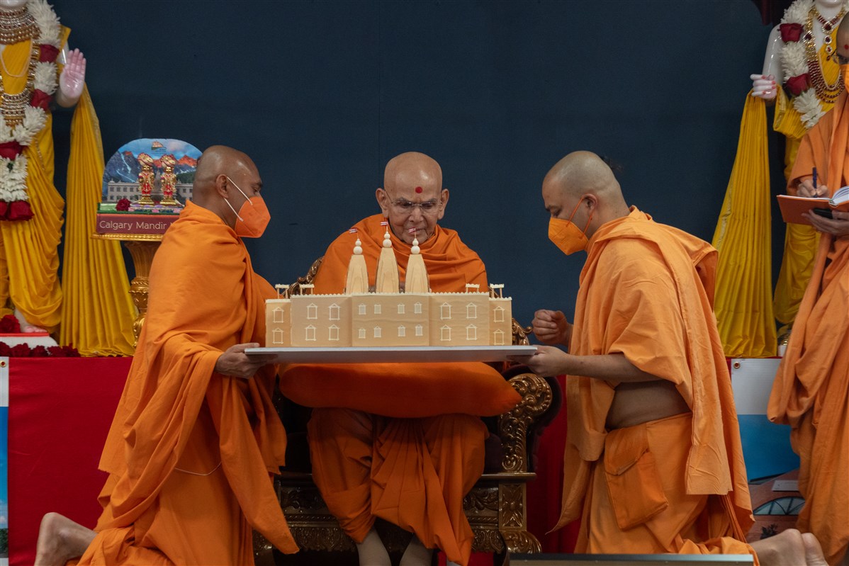 Swamishri observes the model of the new BAPS Shri Swaminarayan Mandir, Calgary, Alberta
