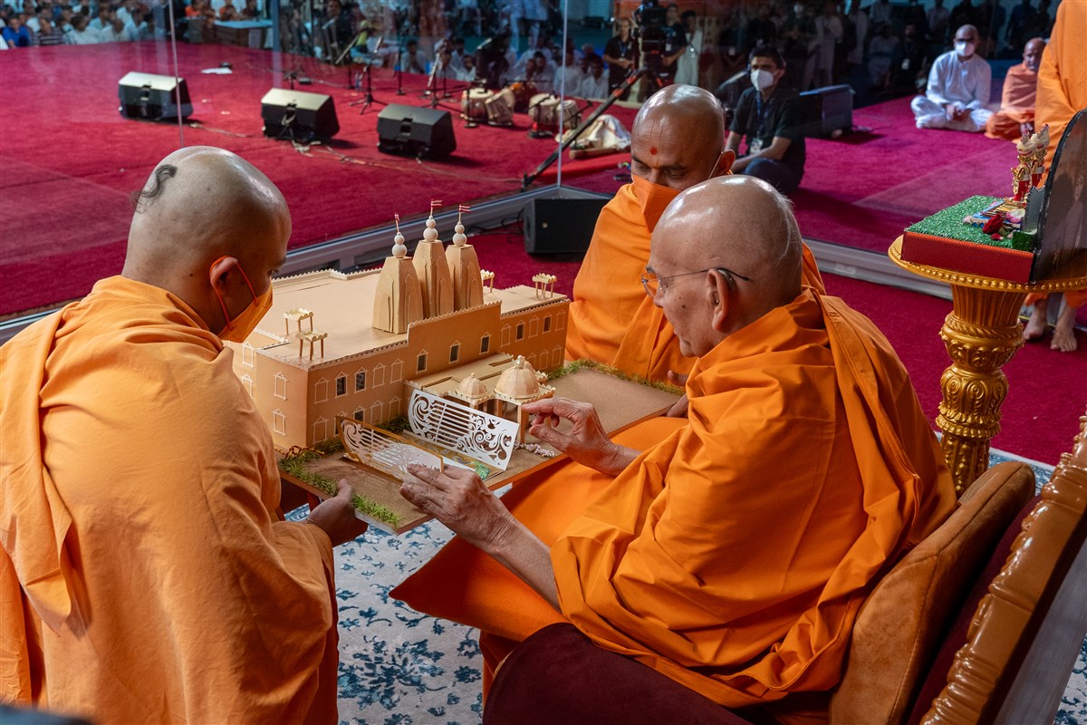 Swamishri observes the model of the new BAPS Shri Swaminarayan Mandir, Calgary, Alberta