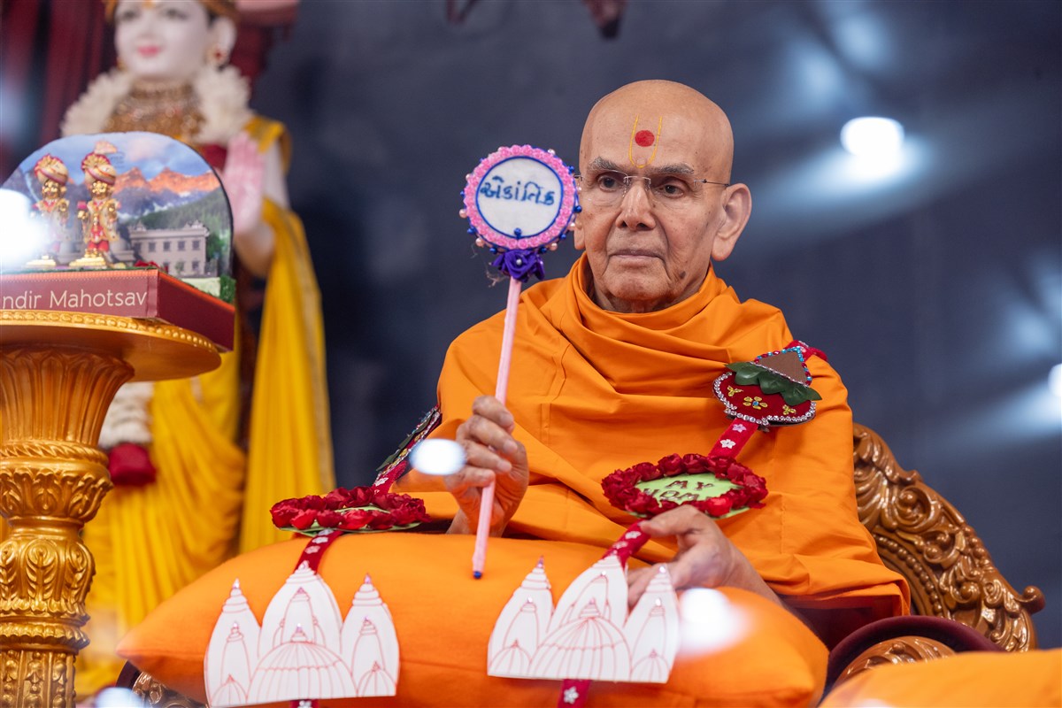 Swamishri honoured with a garland and chhadi