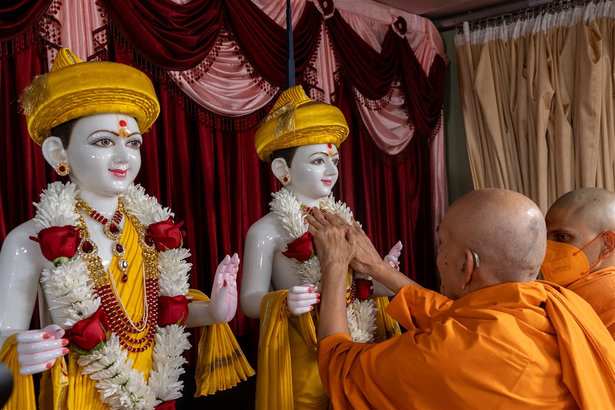 Swamishri performs the murti-pratishtha rituals of the murtis for BAPS Shri Swaminarayan Mandir, Brandon, Manitoba, Canada