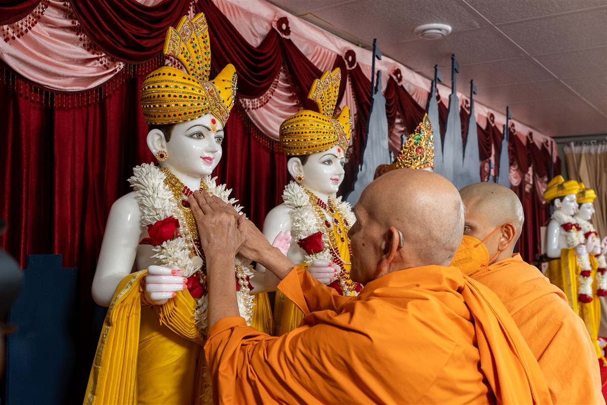 Swamishri performs the murti-pratishtha rituals of the murtis for BAPS Shri Swaminarayan Mandir, Calgary, Alberta, Canada
