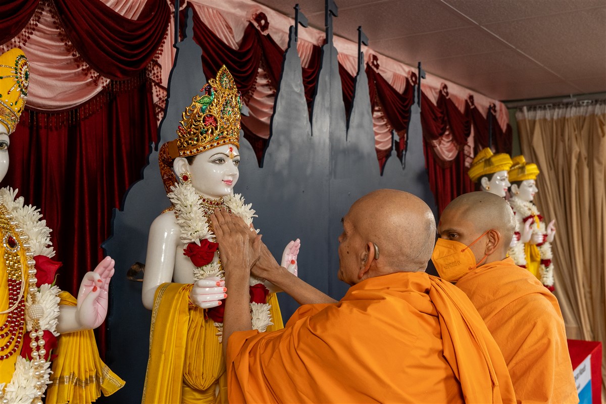 Swamishri performs the murti-pratishtha rituals of the murtis for BAPS Shri Swaminarayan Mandir, Calgary, Alberta, Canada