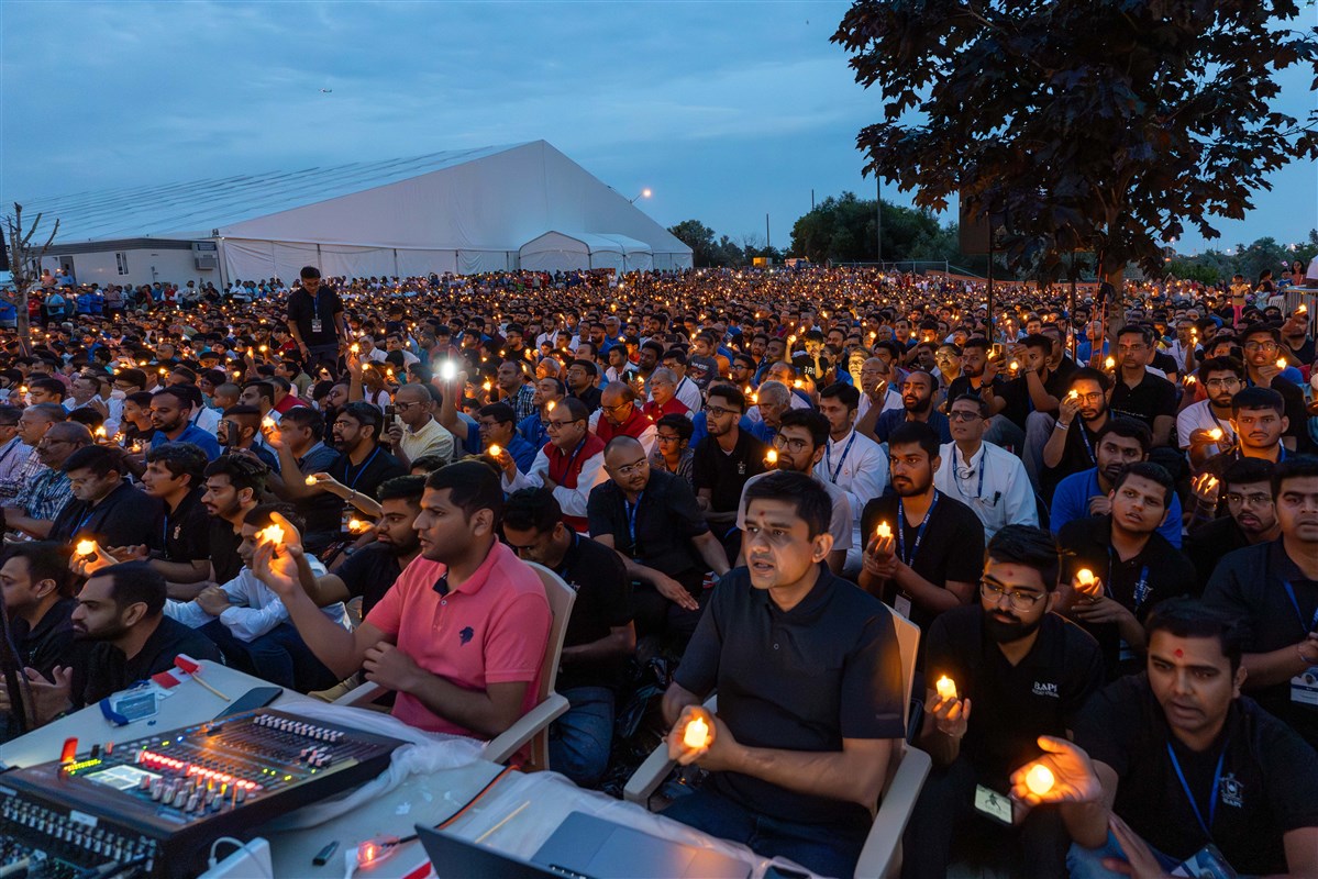 Devotees perform the evening arti