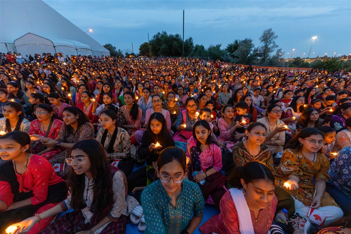 Devotees perform the evening arti