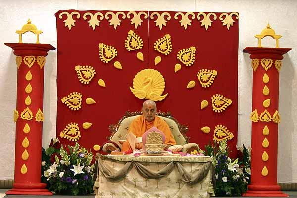 Swamishri performs pooja 	 