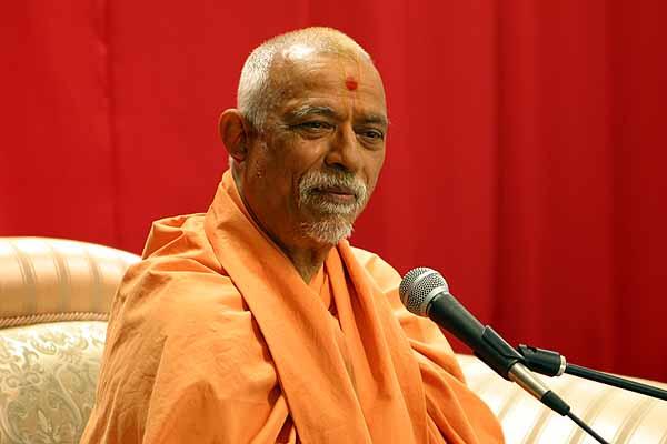 Pujya Doctor Swami addresses the evening assembly  