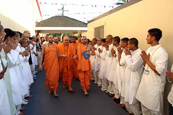 Kishores line up to have Swamishri's darshan as he makes his way to the evening assembly 