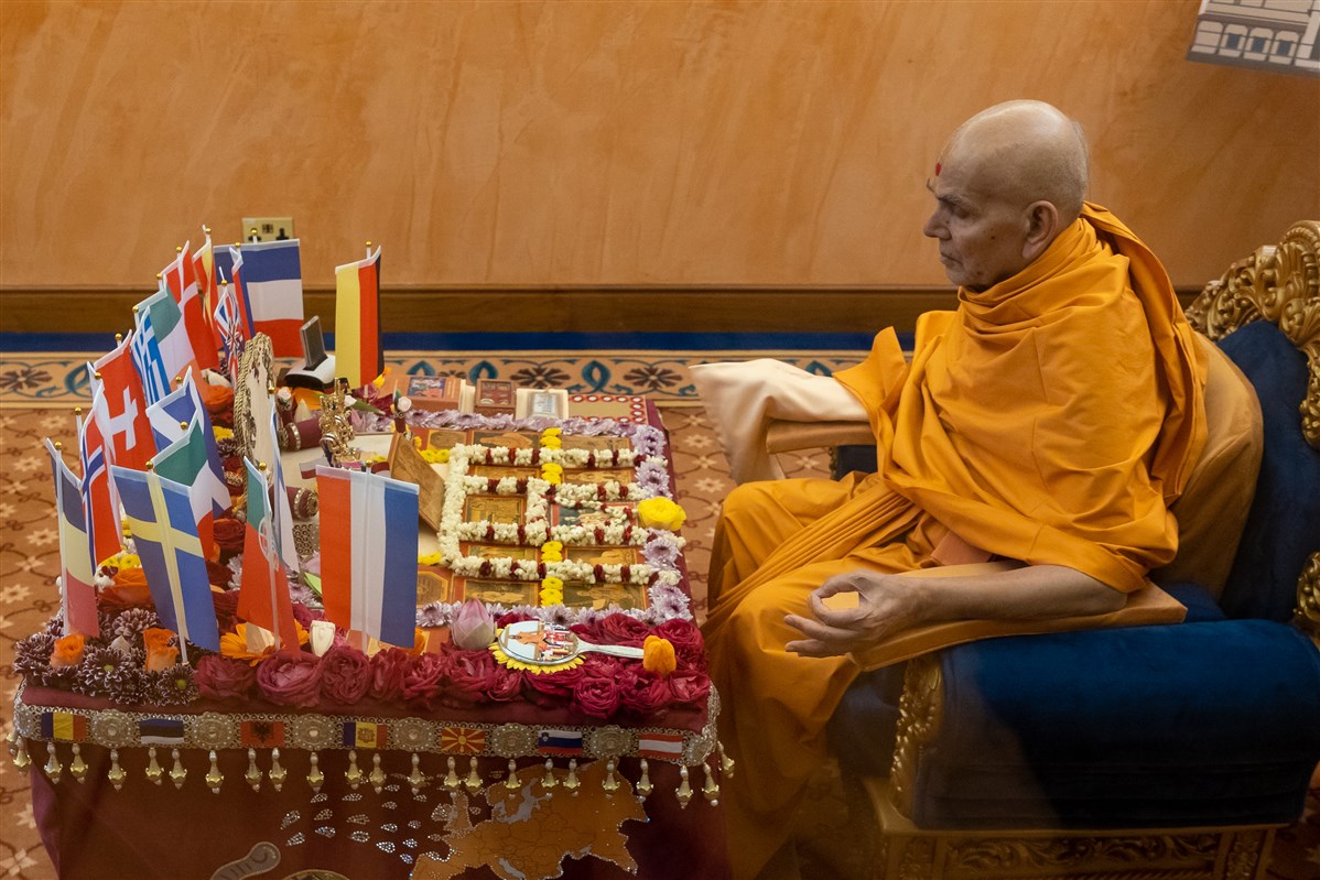 Swamishri’s Puja