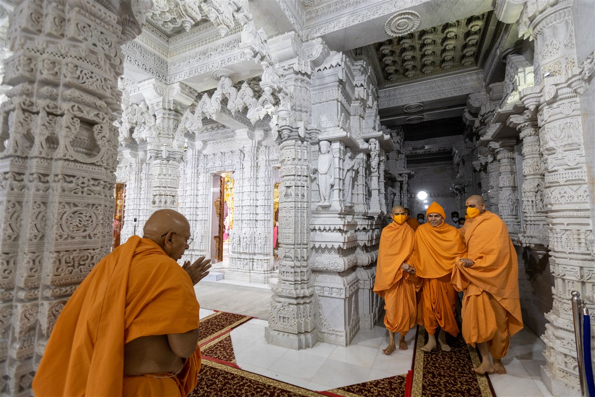 Sadguru Tyagvallabhdas Swami greets Param Pujya Mahant Swami Maharaj