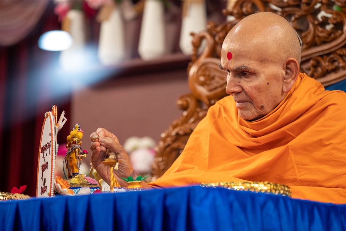 As a part of the diksha mahotsav ceremony, Swamishri performs the pujan of Shri Harikrishna Maharaj and Shri Gunatitanand Swami Maharaj