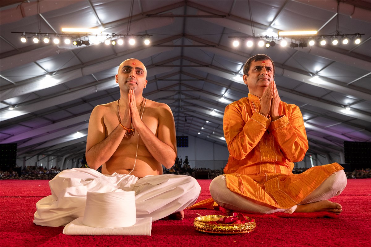 A sadhak and his father participate in the diksha ceremony