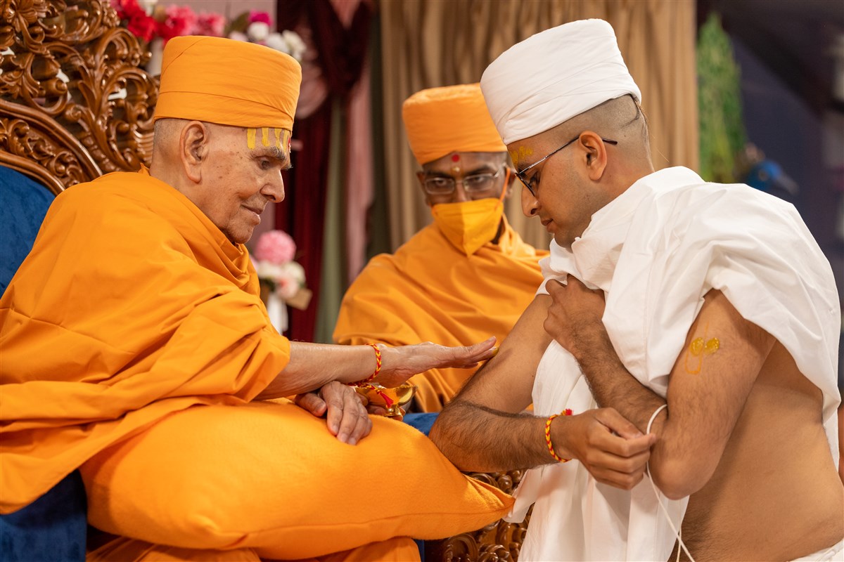 Swamishri giving diksha to Snehalbhai