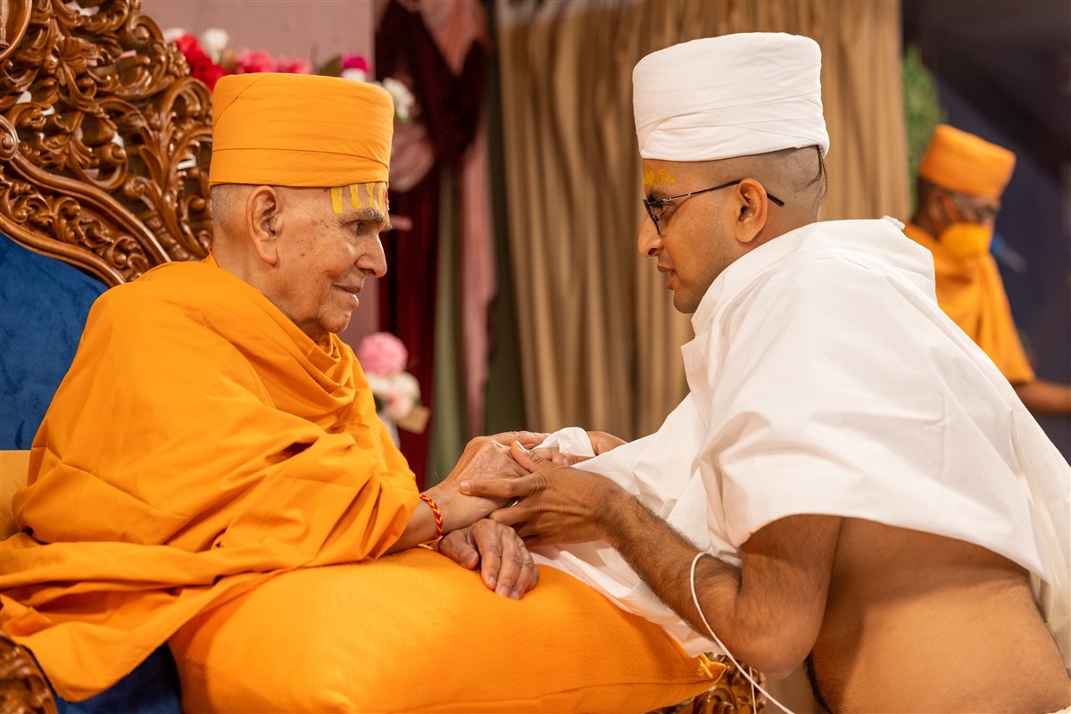 Swamishri giving diksha to Snehalbhai...