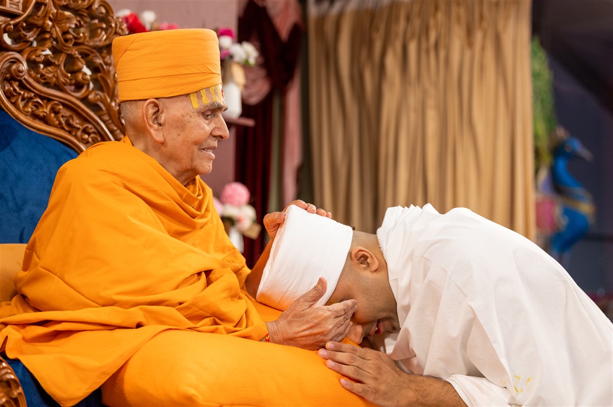 Shukdev Bhagat prays to Swamishri