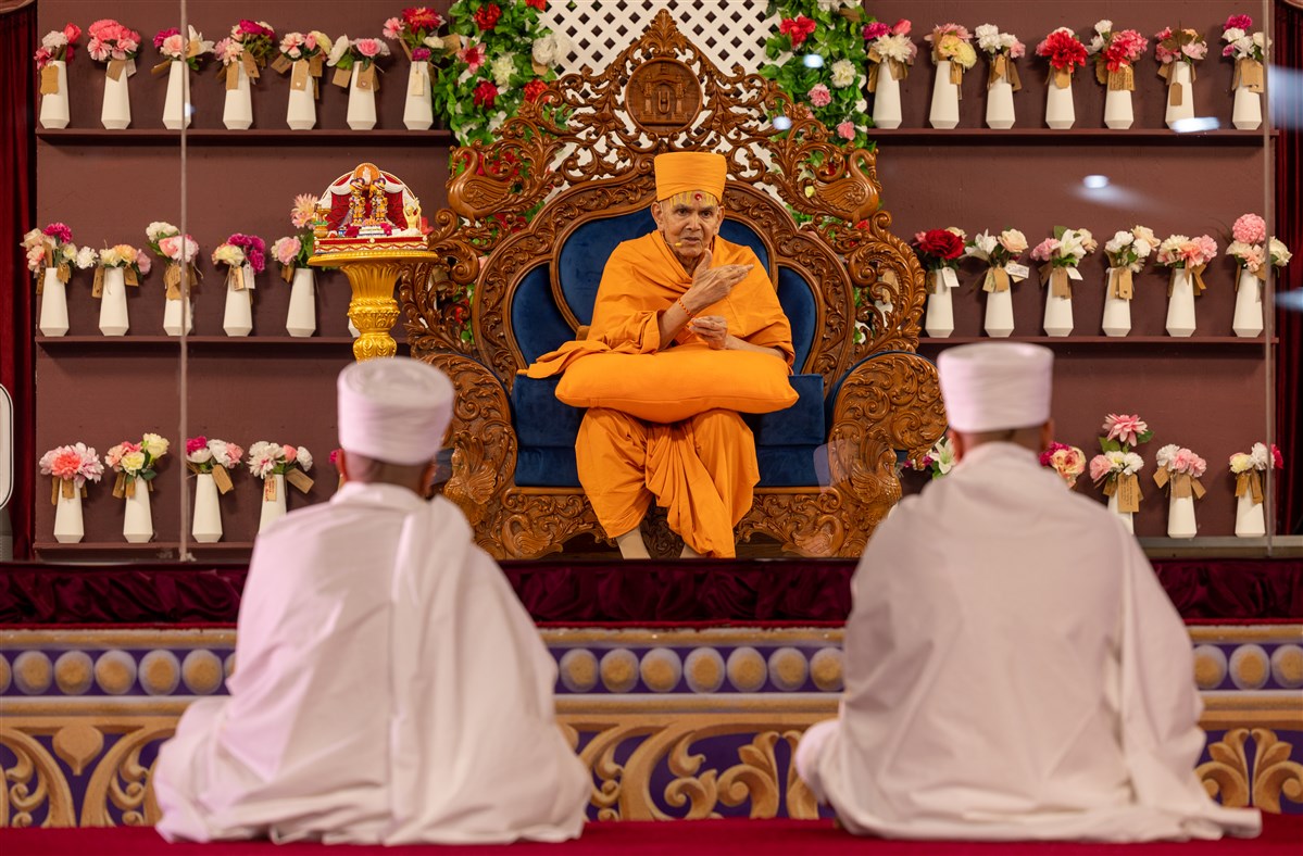 Swamishri blesses the diksha ceremony assembly