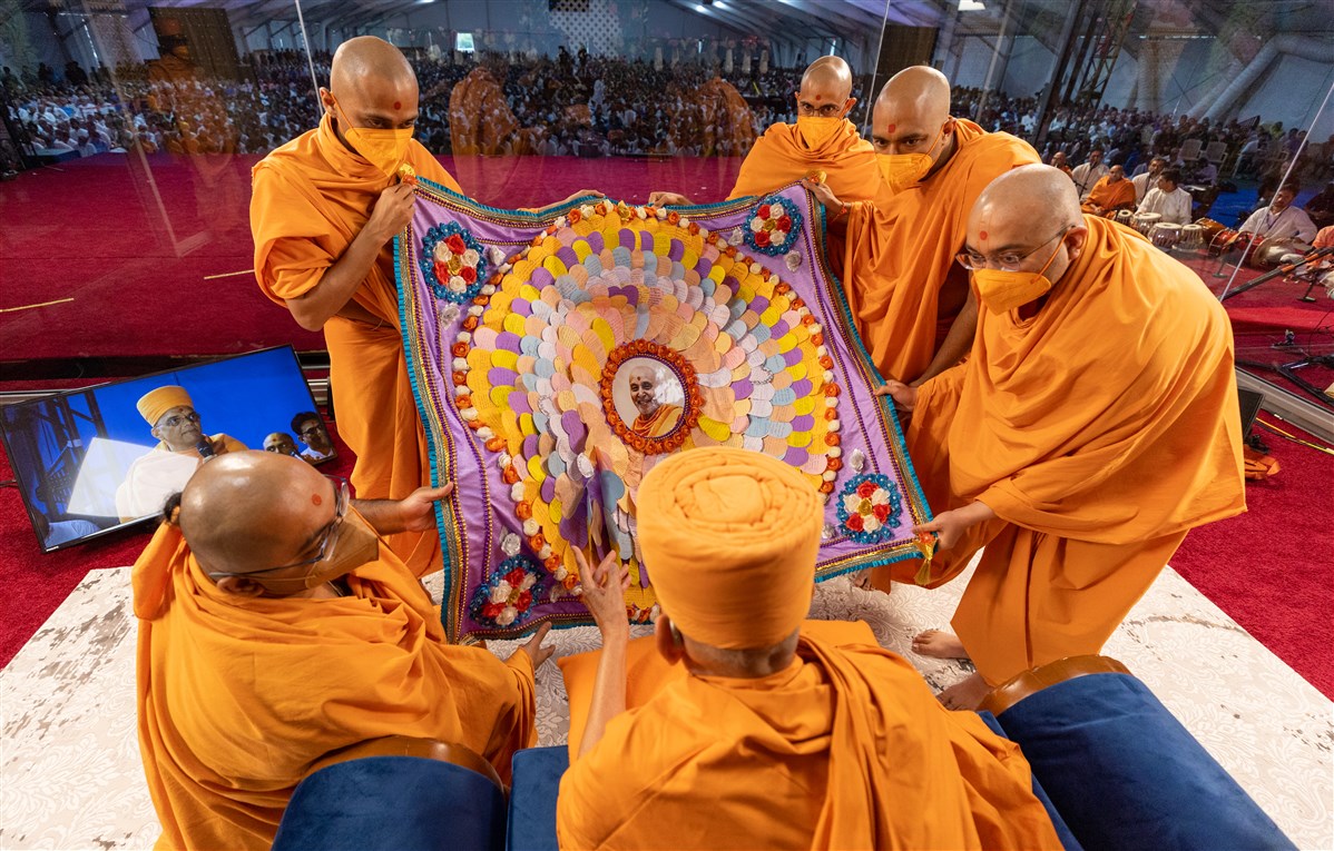 Swamishri honoured with a shawl