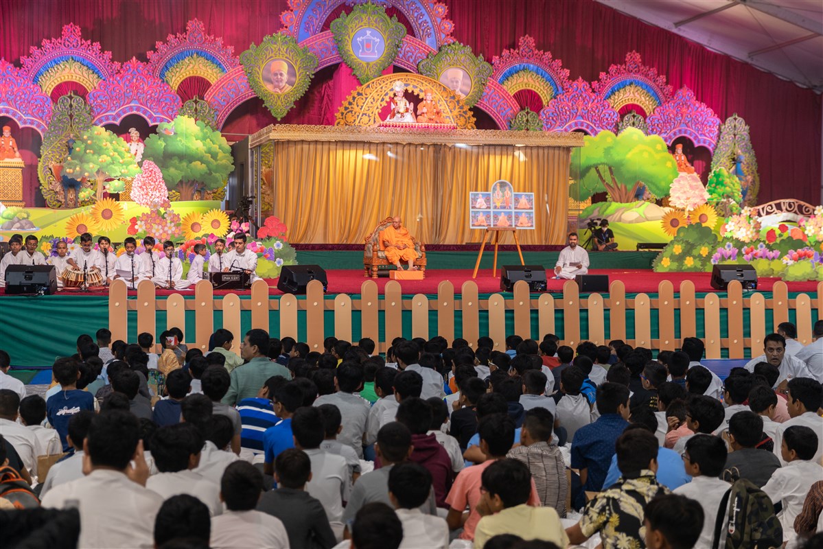 Children offer kirtan bhakti in the evening assembly
