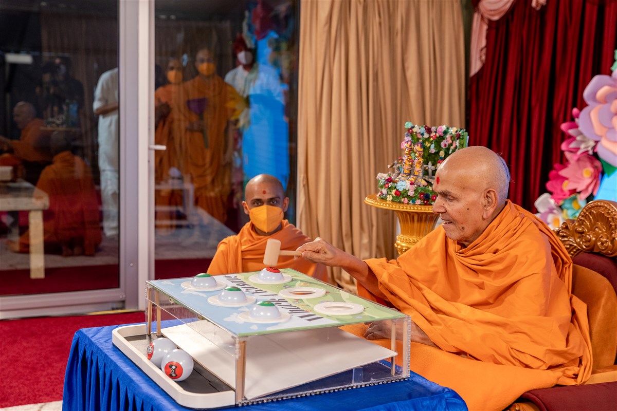 Swamishri engages with the children in an interactive game