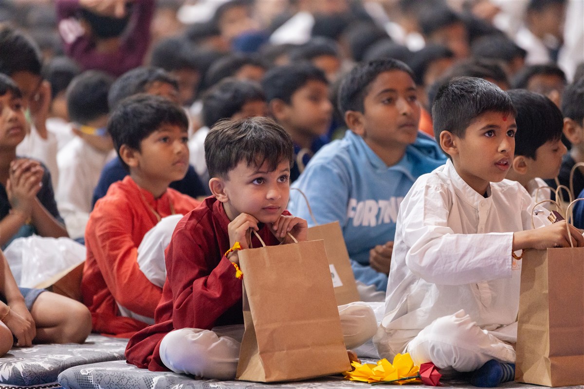 Children engaged in the evening assembly with Swamishri