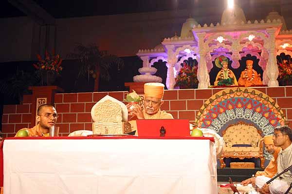 Shri Harikrishna Maharaj graces the ceremony 	