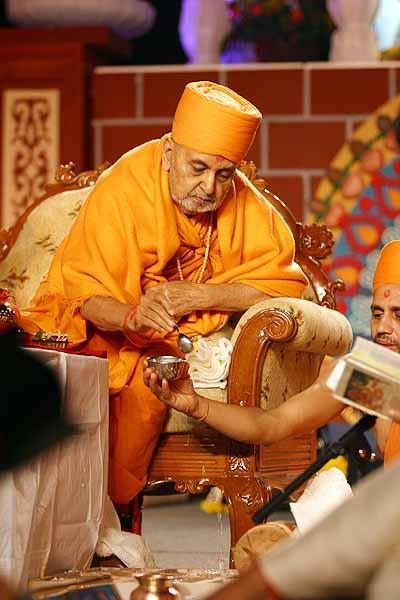 Swamishri sanctifies the foundation stone