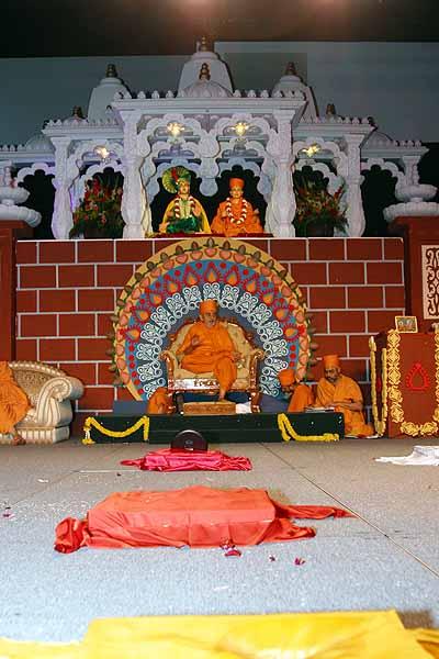 Swamishri blesses all those present at the Shilanyas Vidhi