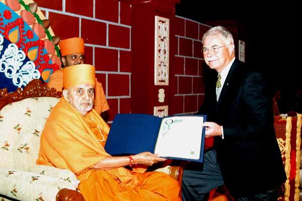 The Mayor of Ontario, Gary Ovitt, presents Swamishri with a Certificate of Welcome 	