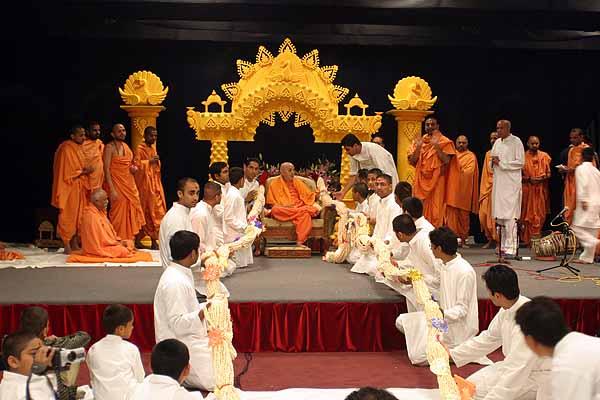 Portland Satsang Mandal offers an 84-foot garland to Swamishri 