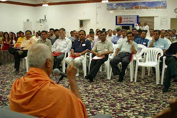 Pujya Doctor Swami addresses physicians and health professional at the Medico-Spiritual Conference 	