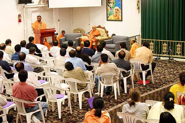 Swamishri graces the Medico-Spiritual Conference as saints convey their wisdom