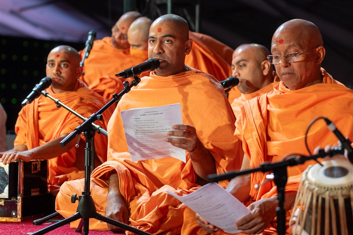 Swamis present kirtan bhakti during Swamishri's puja