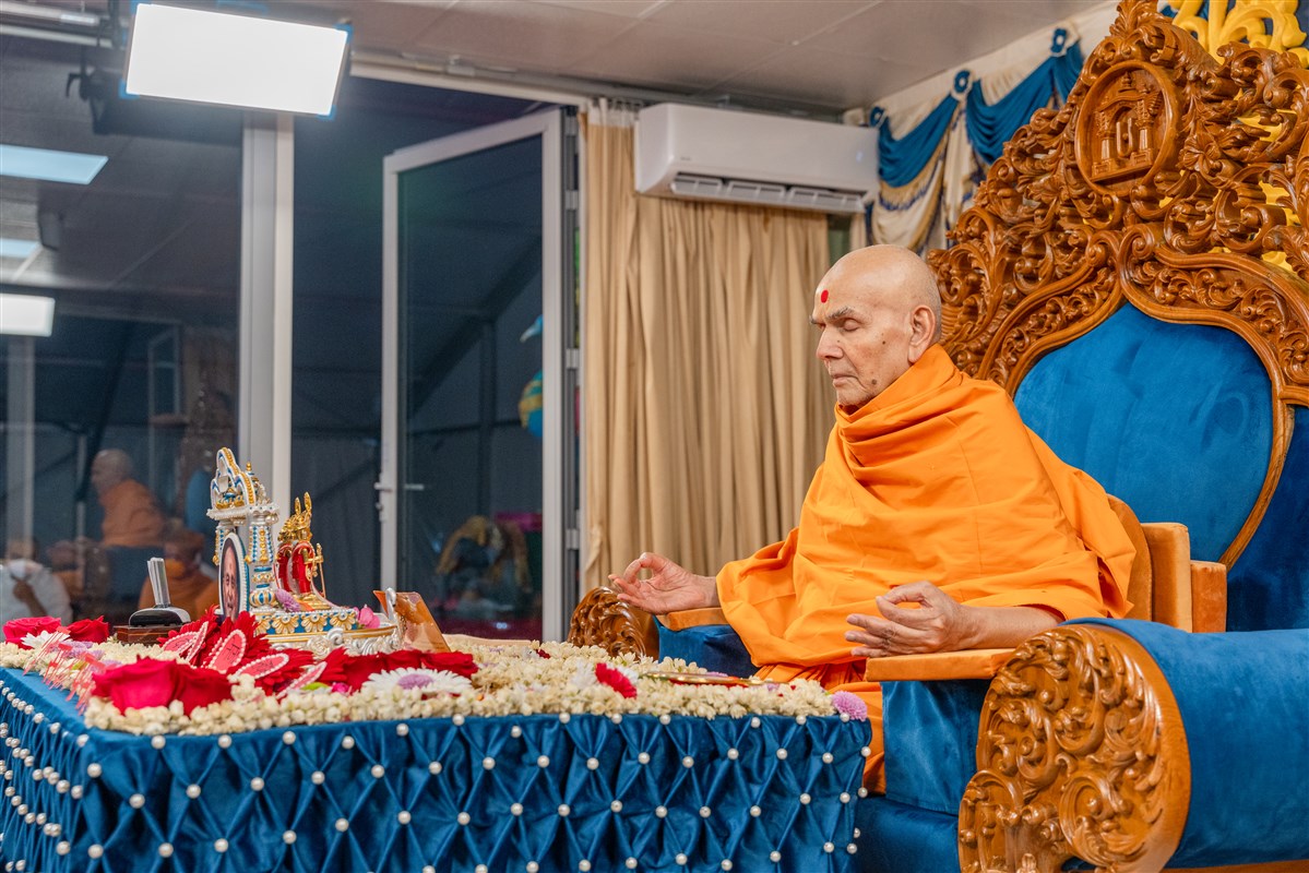 Swamishri meditates during his daily puja