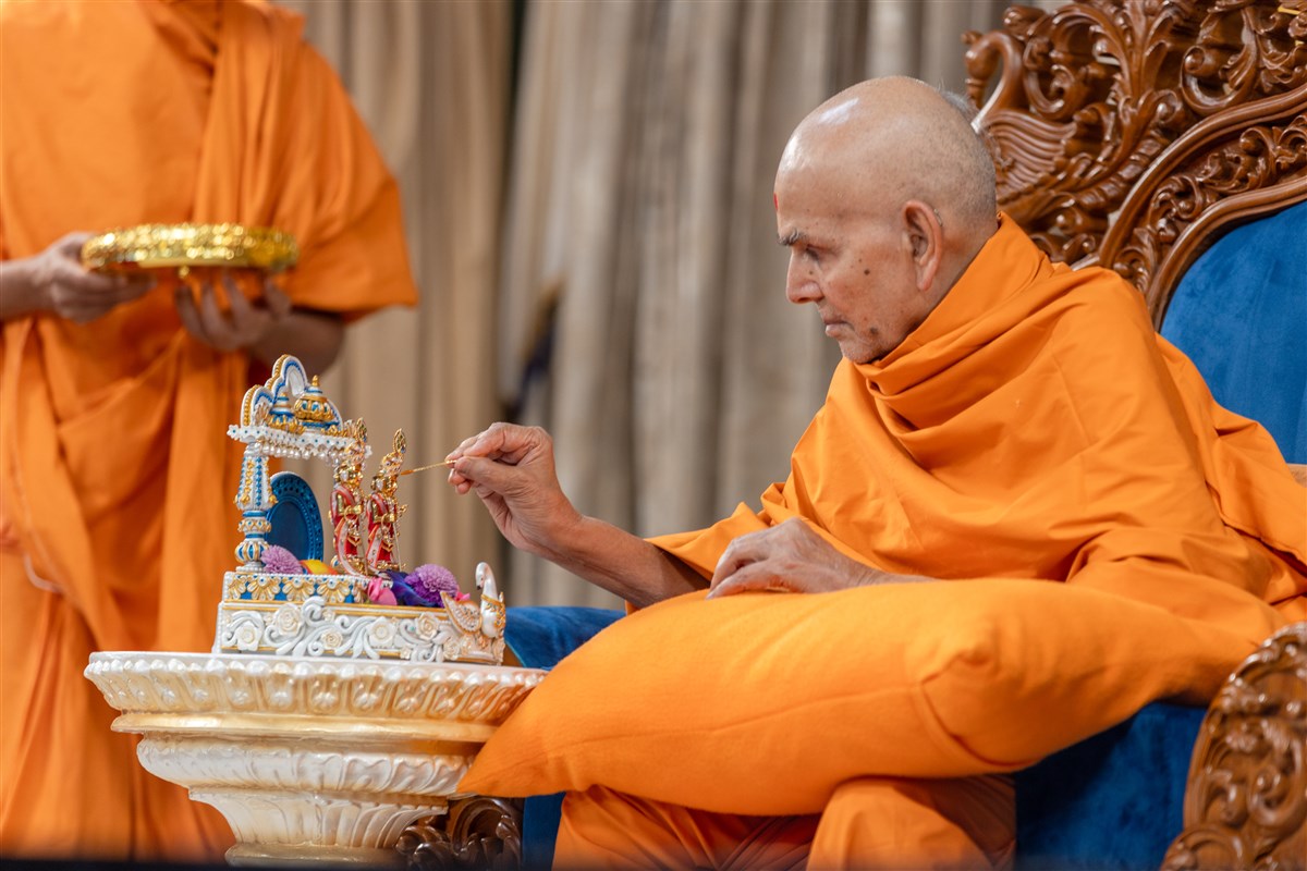 Swamishri performs pujan of Shri Harikrishna Maharaj and Shri Gunatitanand Swami Maharaj