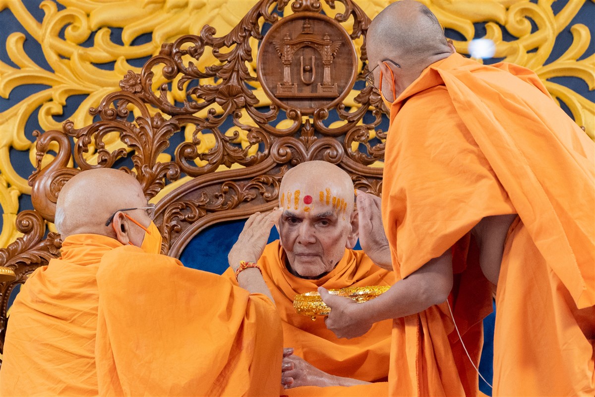 Gnanpriyadas Swami and Narayanmunidas Swami apply chandan archa to Swamishri