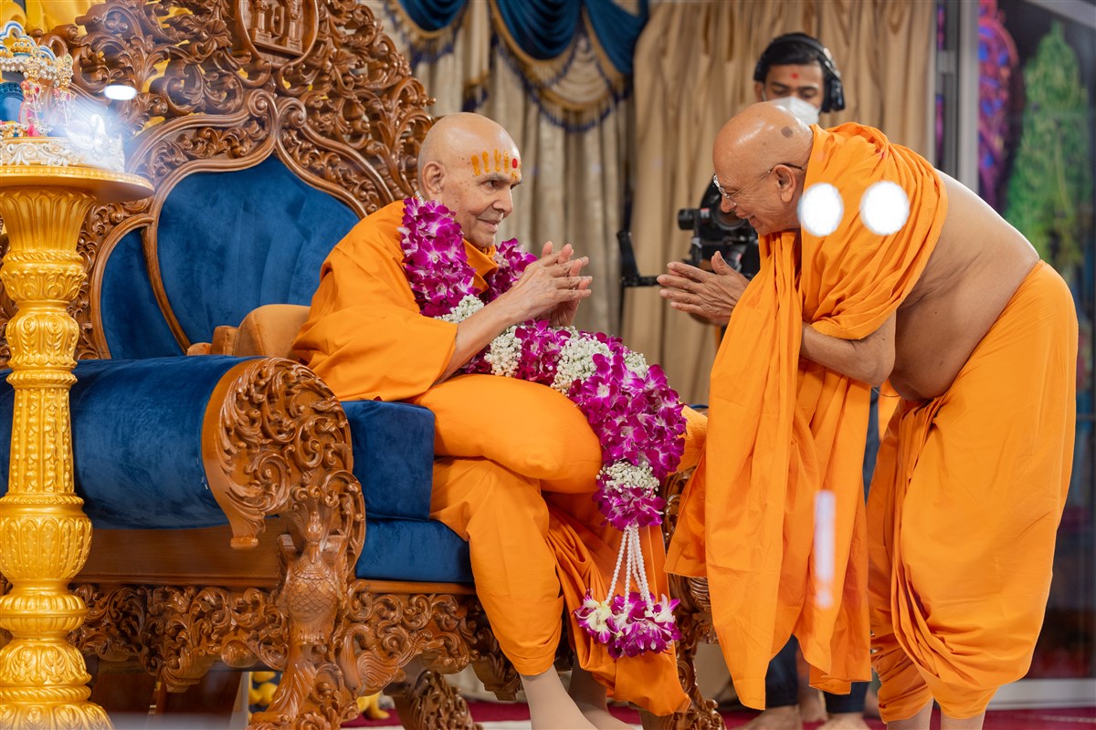 Sadguru Tyagvallabhdas Swami presents a garland to Swamishri
