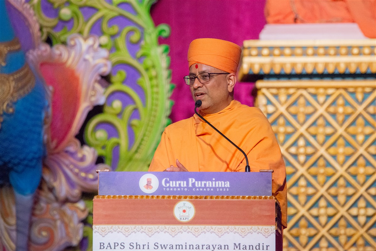 Vivekmurtidas Swami welcomes everyone to the Guru Purnima evening assembly
