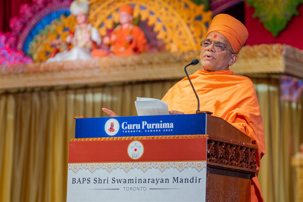 Narayanmunidas Swami addressing the Guru Purnima assembly