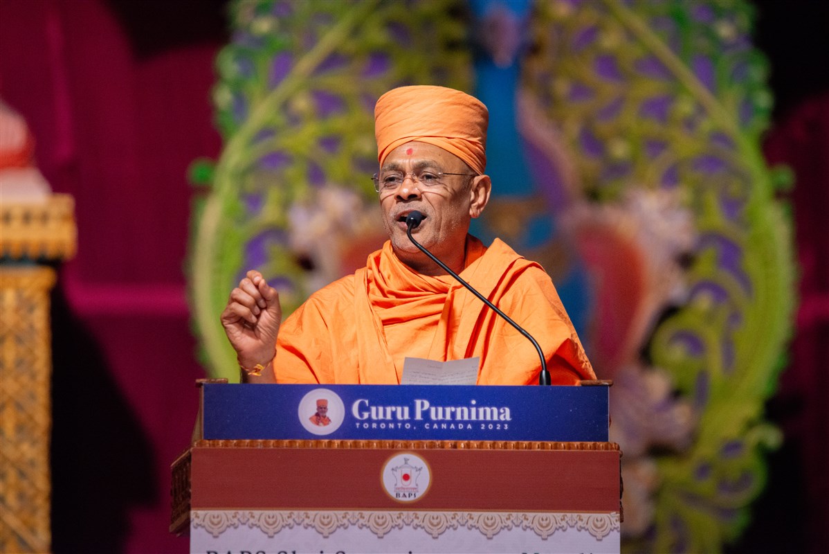 Shrutiprakashdas Swami addressing the Guru Purnima assembly