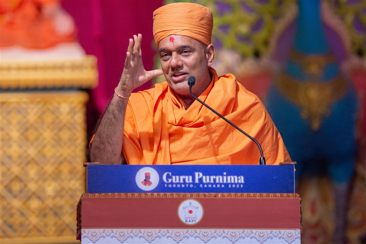 Gnanvatsaldas Swami addressing the Guru Purnima assembly