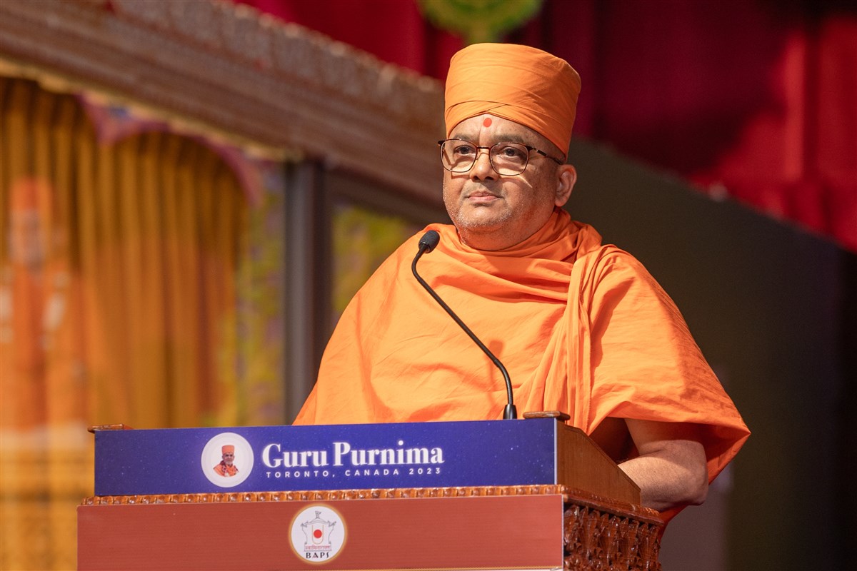 Mahāmahōpādhyāya Bhadreshdas Swami addressing the Guru Purnima assembly