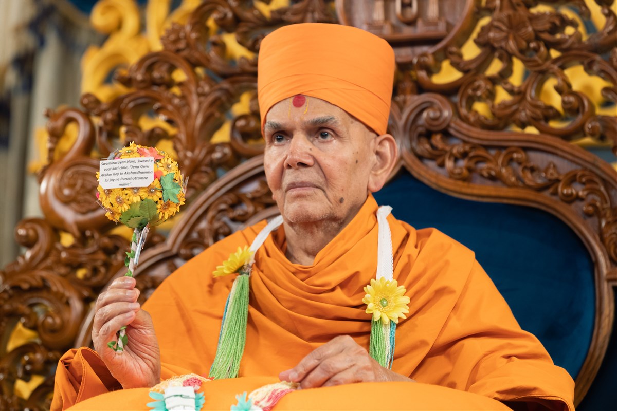 Swamishri honoured with a garland and chhadi